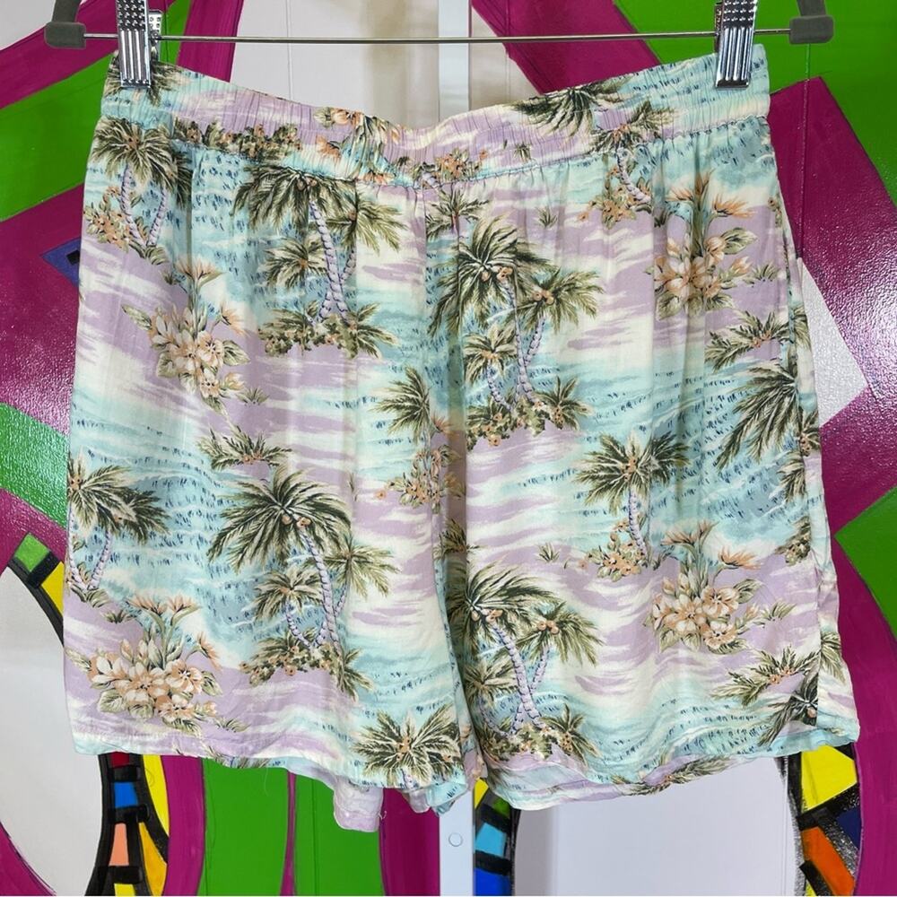 American Eagle, Hawaiian Print Shorts. Size Medium. In excellent condition!